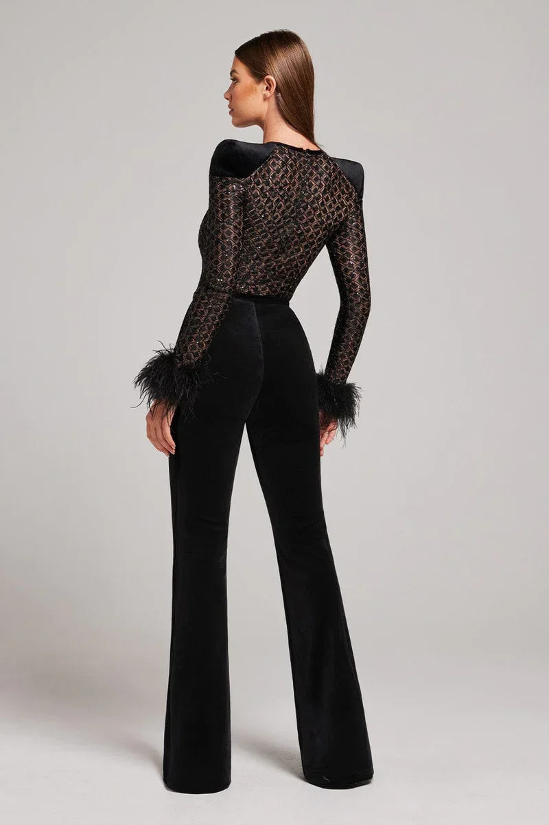 Combinaison évasée en velours avec poignets en plumes et corsage transparent à sequins