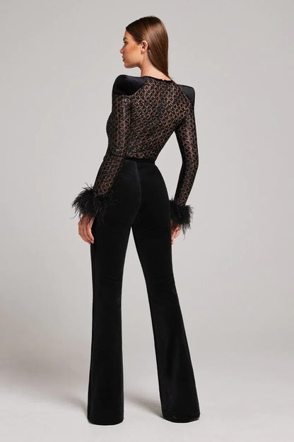 Combinaison évasée en velours avec poignets en plumes et corsage transparent à sequins