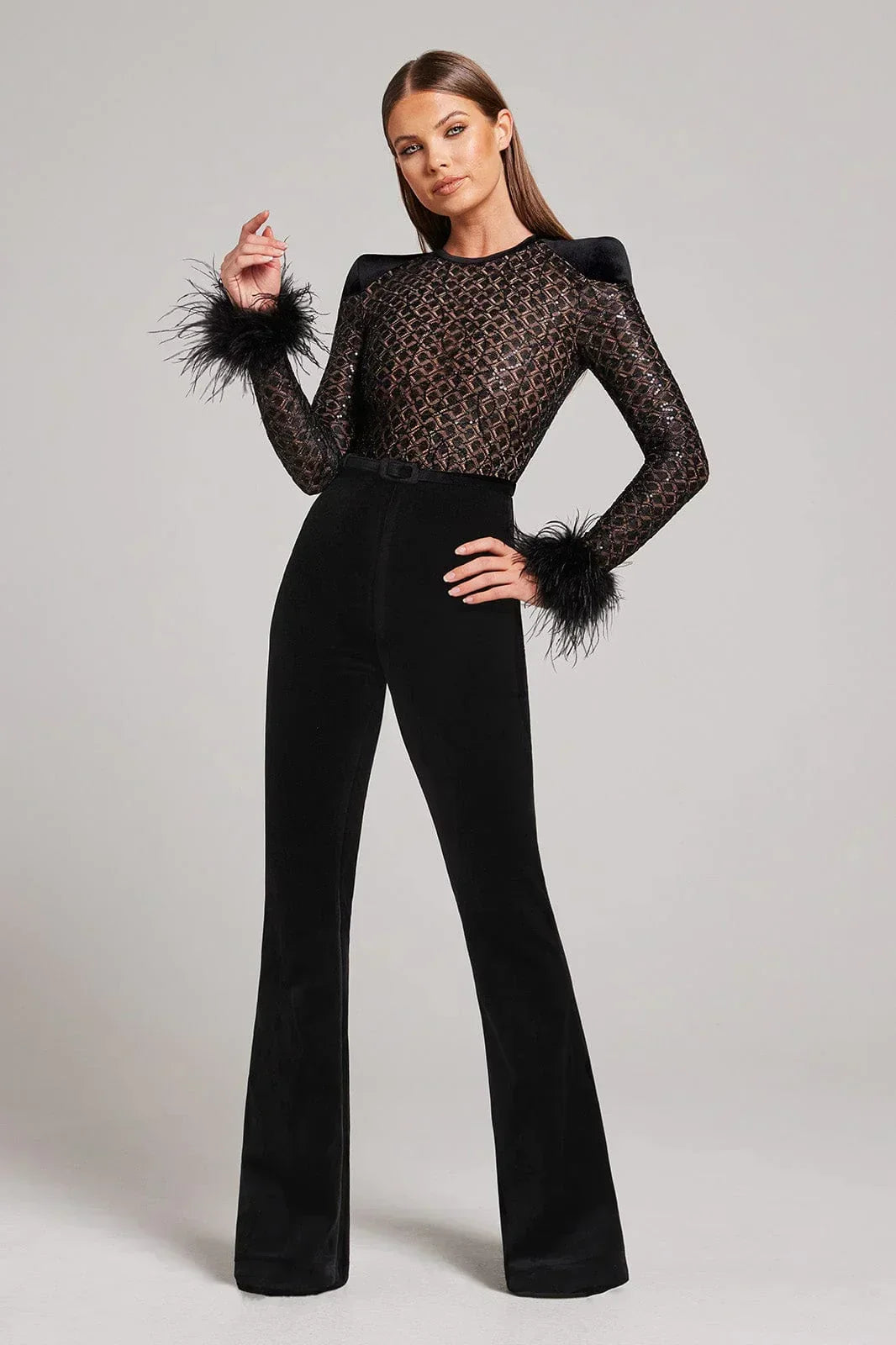 Combinaison évasée en velours avec poignets en plumes et corsage transparent à sequins
