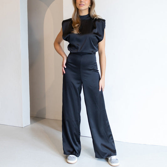 Elegant jumpsuit med høj hals og vide ben til formelle anledninger