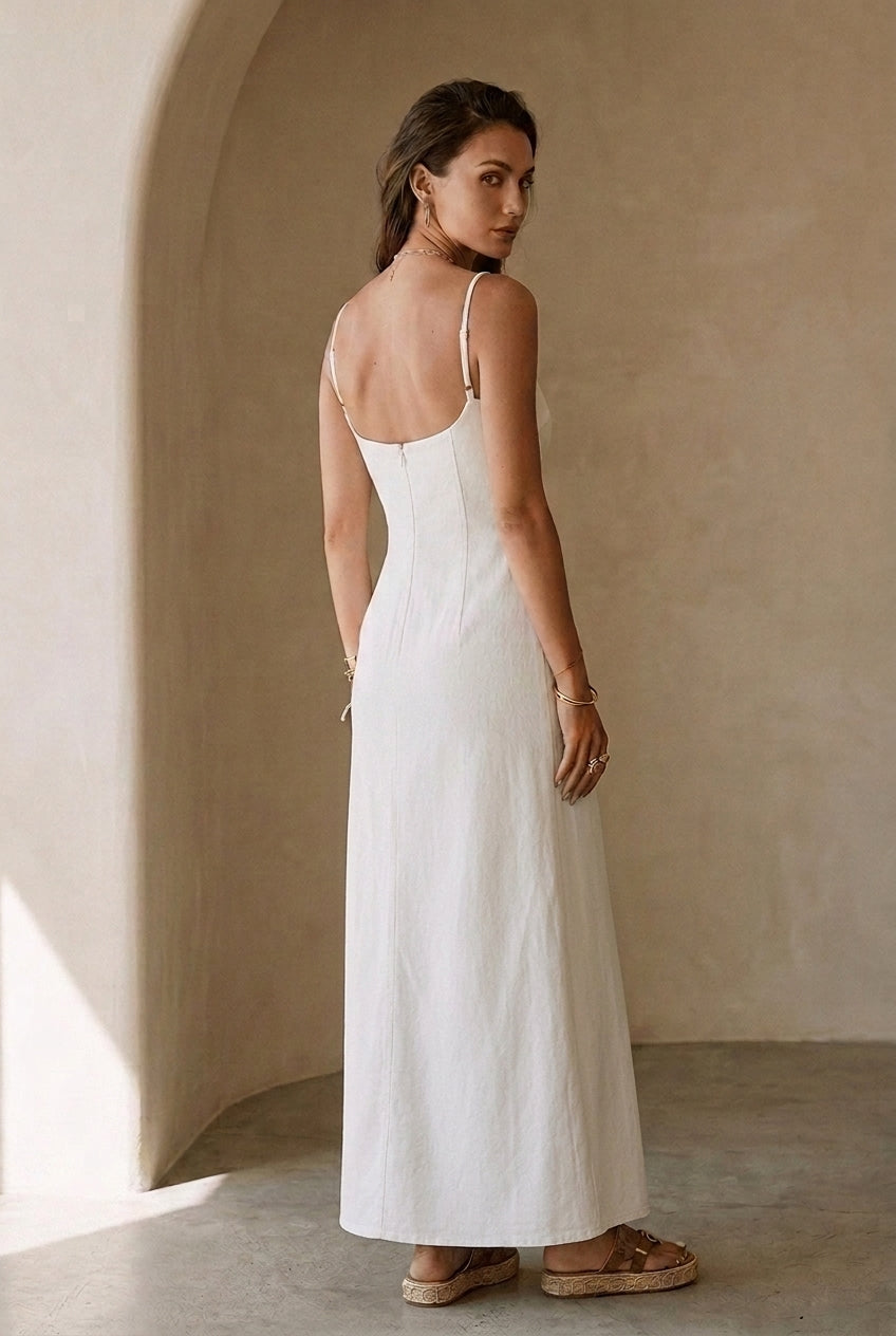 Robe maxi blanche minimaliste chic à bretelles avec fente