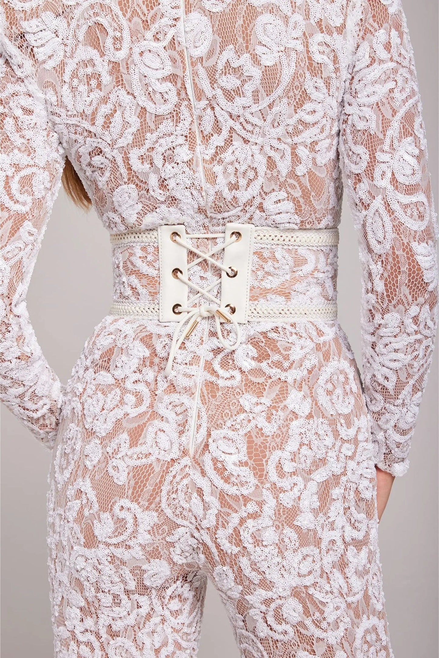 Combinaison longue transparente à manches longues ornée de sequins floraux et taille ceinturée
