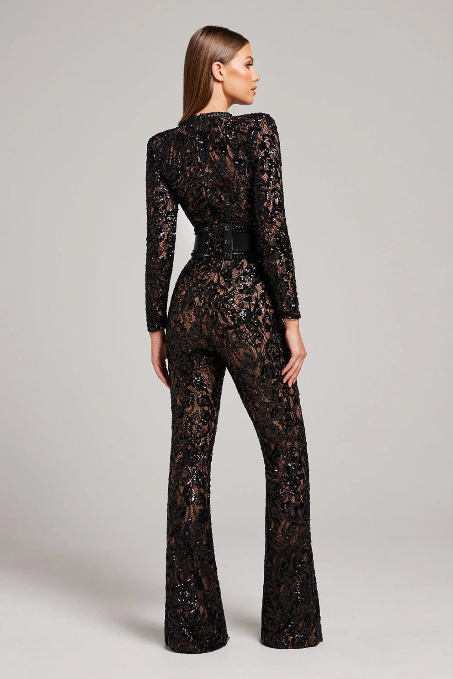 Combinaison longue transparente à manches longues ornée de sequins floraux et taille ceinturée