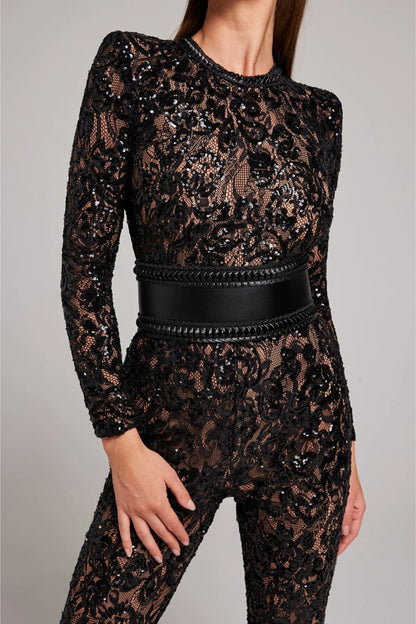Combinaison longue transparente à manches longues ornée de sequins floraux et taille ceinturée