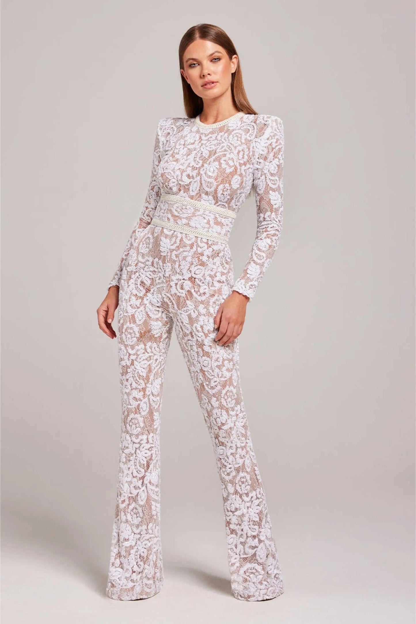 Combinaison longue transparente à manches longues ornée de sequins floraux et taille ceinturée