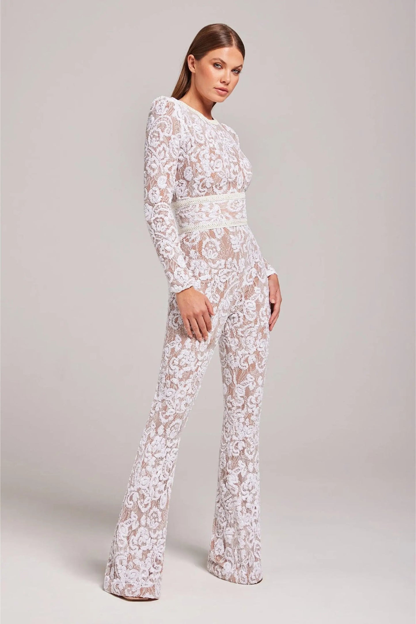 Combinaison longue transparente à manches longues ornée de sequins floraux et taille ceinturée
