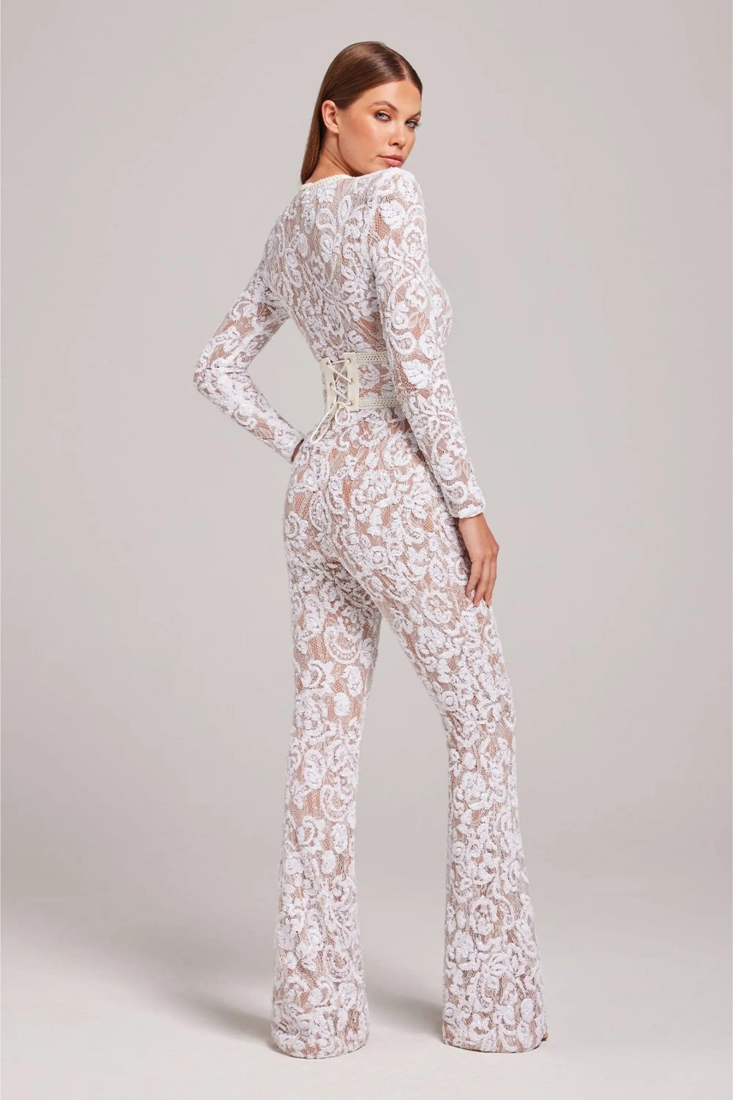 Combinaison longue transparente à manches longues ornée de sequins floraux et taille ceinturée